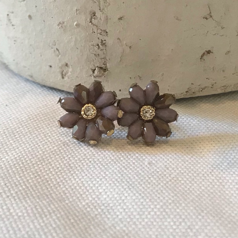 NWOT Beautiful purple/ gold studded floral earring